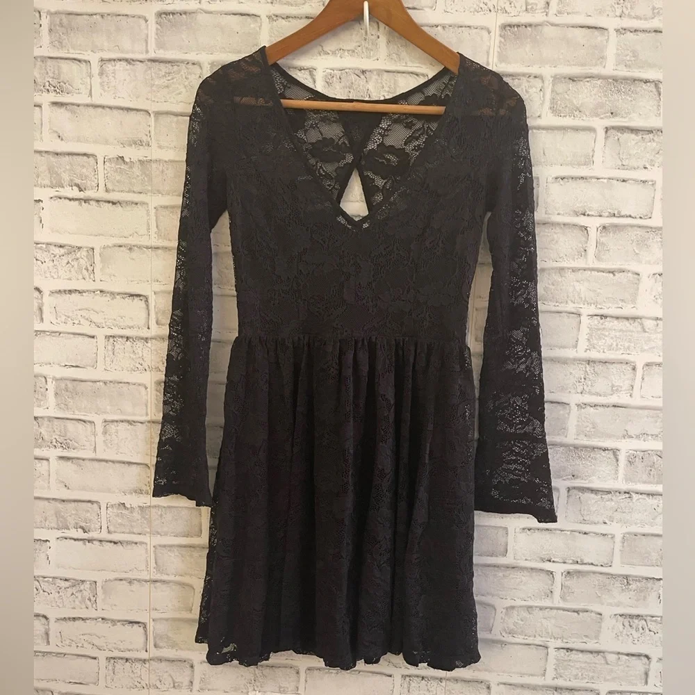 Free People long sleeve black lace deep v-neck mini dress peep back Small